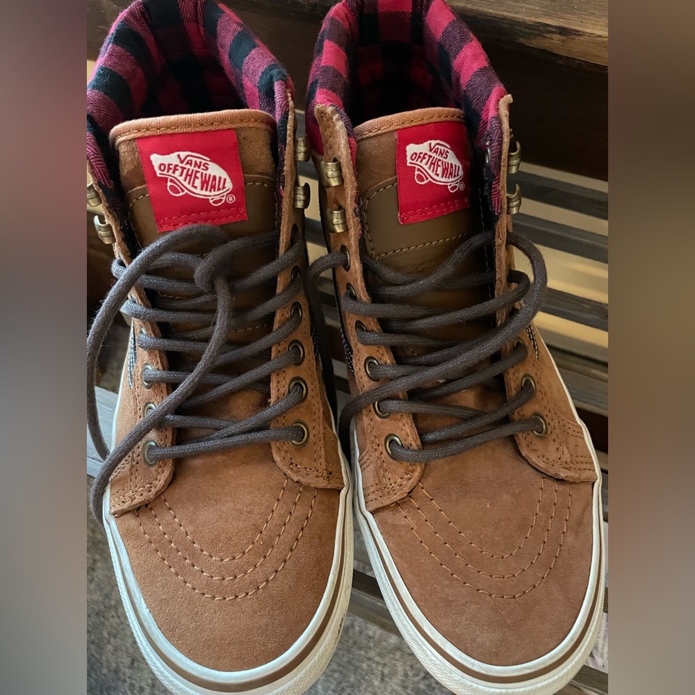 Women’s size 8 Vans MTE boots